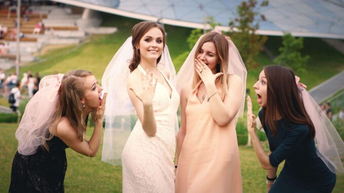 Addio al nubilato alcune ragazze che stanno festeggiando il loro addio al nubilato